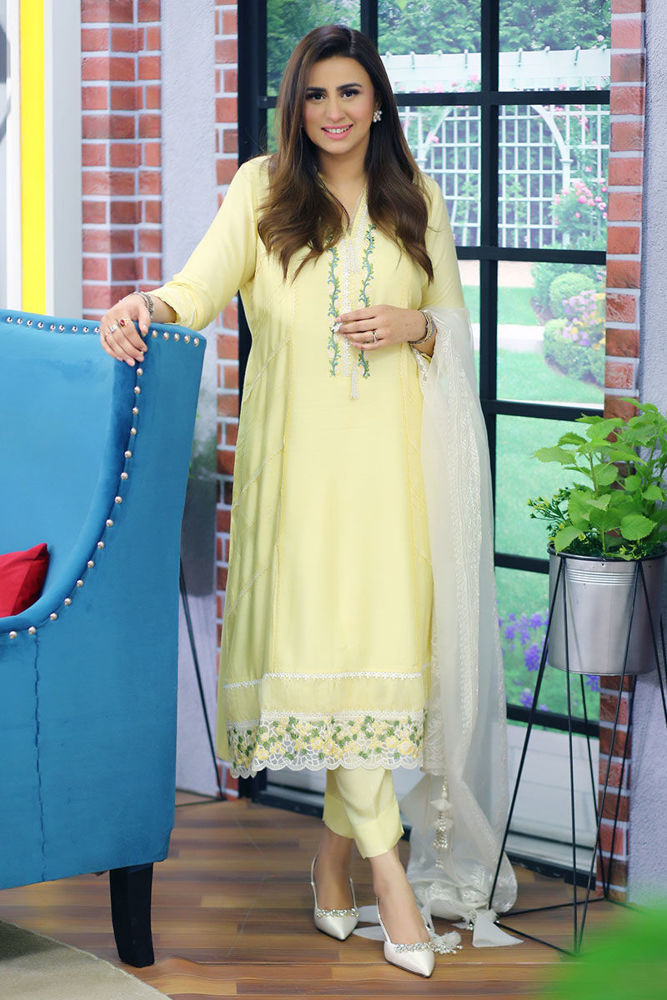 Picture of Madiha Naqvi In Vivid Yellow