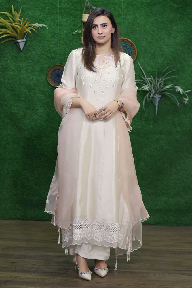 Picture of Madeha Naqvi in Azalea