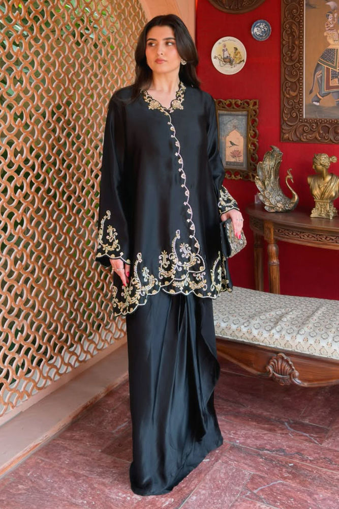 Picture of Ayesha Hayat In Noir Petale