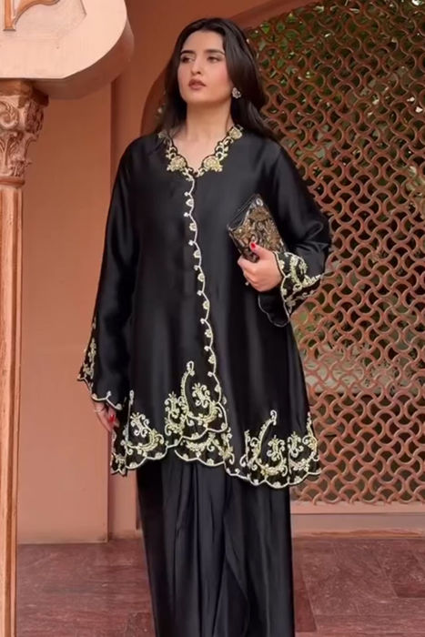 Ayesha Hayat In Noir Petale